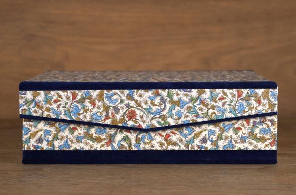 Blue box with gold hinged lid magnet spelled velvet Papeterie Schreibweise